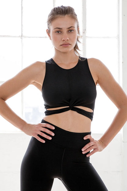 Confidently take on your next workout in this bold and supportive plus-size seamless workout set